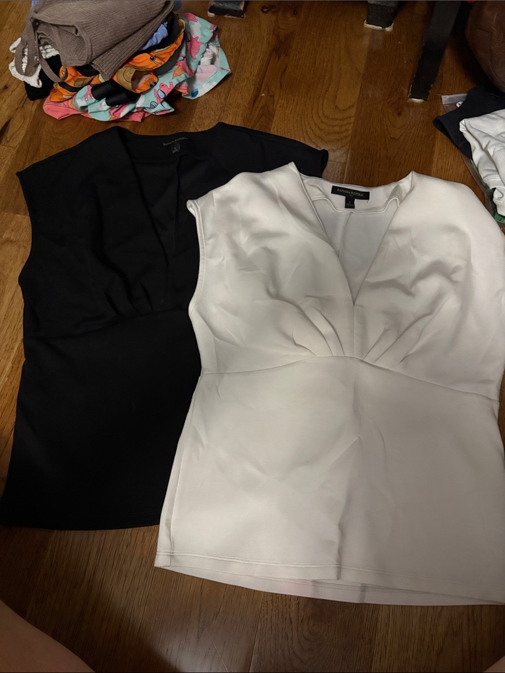 Two Banana Republic Sleeveless V-Neck Sculpted Top - Black & White size small